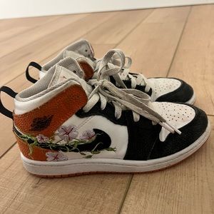 Girls Jordan shoes size 2.5 youth